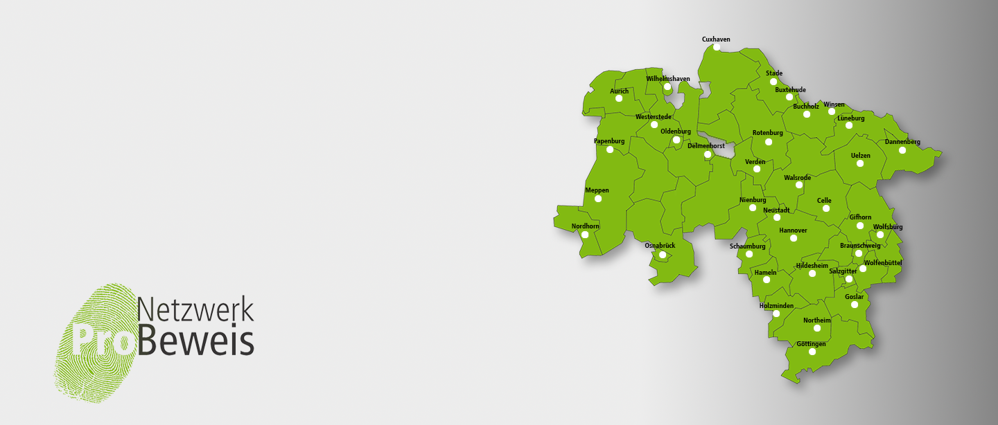 Abgebildet auf grauem, nach rechts zunehmend dunkelgrau werdendem Hintergrund findet sich in der linken unteren Ecke das Logo vom Netzwerk ProBeweis. Das Logo besteht aus einem in grünen Fingerabdruck sowie rechts daneben dem schwarzen Schriftzug „Netzwerk“ und in der Zeile darunter „ProBeweis“, wobei das „Pro“ von „ProBeweis“ sich in Weiß mittig in dem Fingerabdruck befindet und „Beweis“ schwarz und fett gedruckt ist. Mittig der rechten Hälfte findet sich eine in grün gehaltene Karte von Niedersachsen mit randständigem, dezentem Schatteneffekt. Durch feine Linien sind in der Karte die einzelnen Landkreise von Niedersachsen abgegrenzt. Weiterhin finden sich viele weiße Punkte eingezeichnet, entsprechend der Städte, in denen das Netzwerk ProBeweis Partnerklinken beziehungsweise Untersuchungsstellen hat. Über den weißen Punkten ist jeweils der zugehörige Name der entsprechenden Stadt vermerkt. 